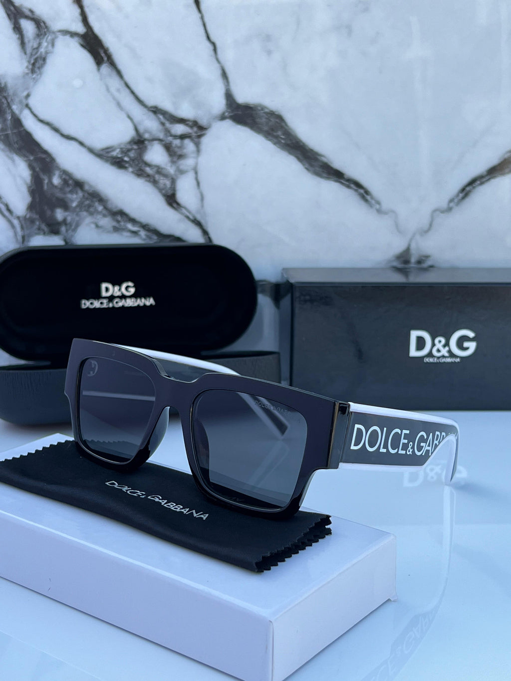 DG BLACK WHITE